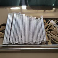 پارچه پرده و  چوب پرده پشت پنجره ای