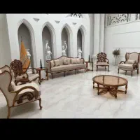 فروشنده خانم نمایشگاه مبلمان