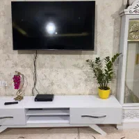 میز تلوزیون و ساعت