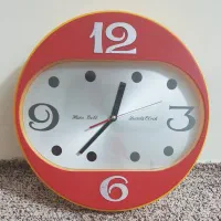 یک عدد ساعت دیواری