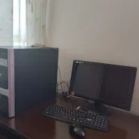 میز و کامپیوتر