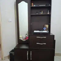 کتابخانه و میز تحریر