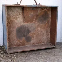 بودی سه‌چرخ آهنی بزرگ و رنگ شده