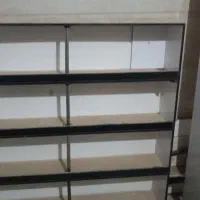 تخته چوبی و قفسه