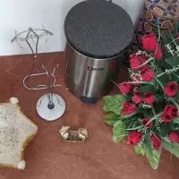 تعدادی وسایل شخصی و سطل زباله کودک یا اتاق