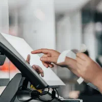 صندوقدار خانم شیفت صبح