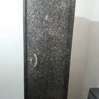 کمد زیر باری وایستاده