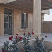 کارگر جهت برش سنگ وردست نماکار