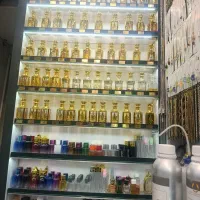 فروشنده عطر و بدلیجات