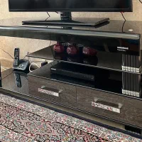 میز تلویزیون شیشه‌ای با کشو‌های چوبی