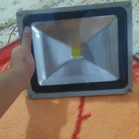 یک عدد پروژکتور بزرگ