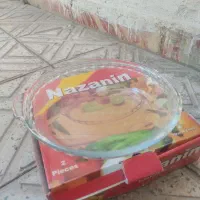 تعدادی ظرف پیرکس به فروش می‌رسد
