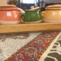 سلام سه تا ادویه با رنگ مختلف داخل استند