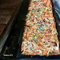 به دو نفر همکار  در پیتزا. ساندویجی