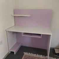 میز مطالعه و کامپیوتر