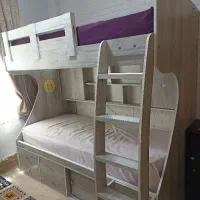 تخت دو طبقه نو با کتابخانه