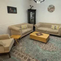 مبل چستر ۷ نفره در حد نو و میز جلو مبلی