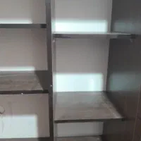 میز تحریر و کامپیوتر  کتابخانه دار