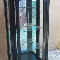 ویترین شیشه جلوش شکسته موقع بردن بیرون