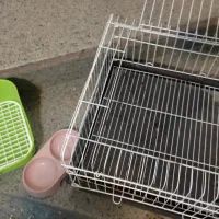 قفس خرگوش همراه با سبد خاک و ظرف غذا