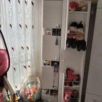 کمد نوجوان با اسباب بازی