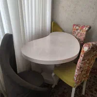 یک دست میز ناهار خوری با صندلی های  سالم