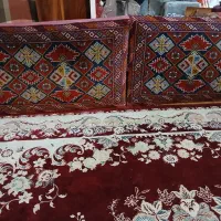 دوتا پشتی فرش بزرگ به عرض ۱۳۶ وبه طول ۶۳ سانت