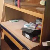 کتابخانه و میز کامپیوتر