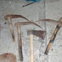 مقداری اثاث کار ،بیل وکلنگ وتبر وسرامیک بر