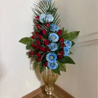گل مصنوعی و گلدان طلایی