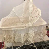 تخت کنار مادر