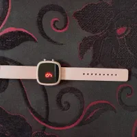 یک عددساعت دیجیتال و یک عدد ساعت هوشمند