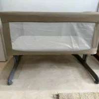 تخت کنار مادر