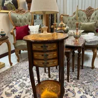 میز آباژور یا تلفن یا کنار سالنی به همراه آباژور