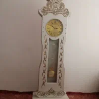 ساعت سفید ایستاده