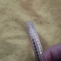 یک‌عدد‌النگوطلا‌سفید