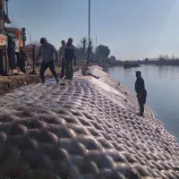 اجرای پوشش حفاظت ساحل برای ویلاهای ساحلی