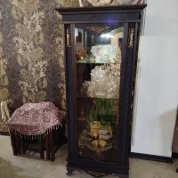 ویترین کم جا مناسب گوشه سالن کاملا سالم