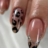 خدمات کاشت ناخن فقط با۲۰۰ تومن