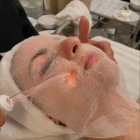 مدل فیشیال /خدمات تخصصی پاکسازی پوست