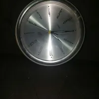 یک عدد ساعت دیواری