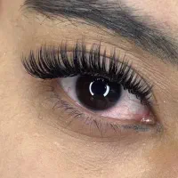 ارائه کلیه خدمات اکستنشن مژه با بهترین مواد اولیه