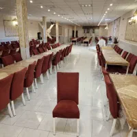 فروش قیمت پایین 250 صندلی هتلی و 82 تا میز