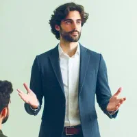 آموزش فن بیان و گویندگی در مجموعه فرشچیان
