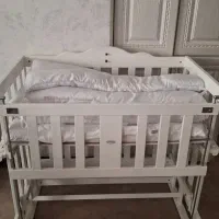 تخت کنار مادر و صندلی غذای کودک