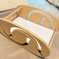 تخت و گهواره کنار مادر
