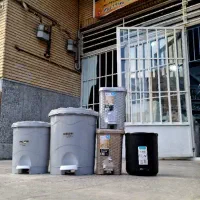 سطل زباله پلاستیکی و کابینتی شکلاتی لوازم آشپزخانه