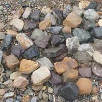 سنگ رودخانه و ماسه سمپاشی و آب در منطقه بوژان