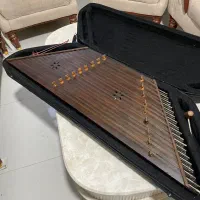 یک دستگاه سنتور ۹ خرک همراه با مضراب و آچر