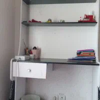 کتابخانه و میز تحریر